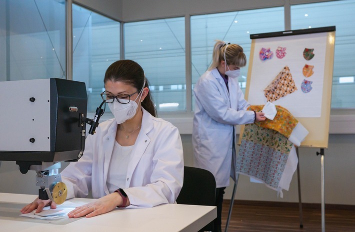 Tüfteln und Nähen in der Kreativwerkstatt / Deutscher Maskenhersteller stemmt sich mit Qualität, Innovation und Kreativität gegen Billigimporte / Weiterer Text über ots und www.presseportal.de/nr/159739 / Die Verwendung dieses Bildes ist für redaktionelle Zwecke unter Beachtung ggf. genannter Nutzungsbedingungen honorarfrei. Veröffentlichung bitte mit Bildrechte-Hinweis.