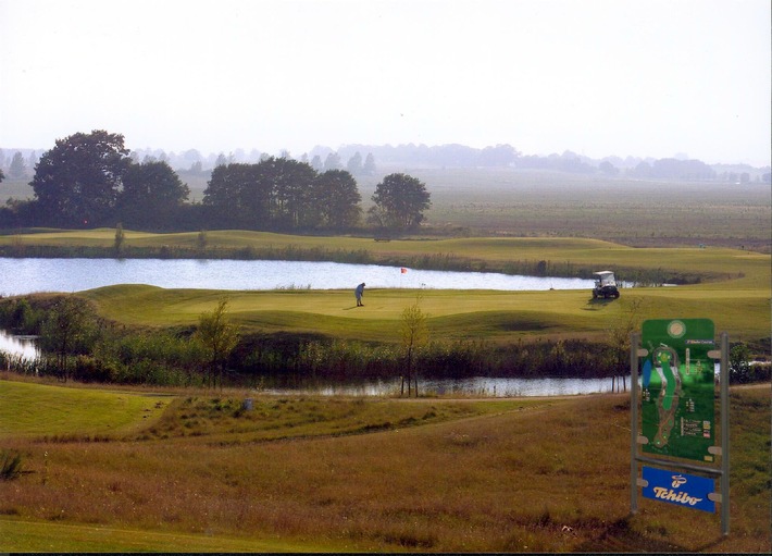 Go for Golf! Mit vier neuen Tchibo Angeboten in die Golfsaison 2003