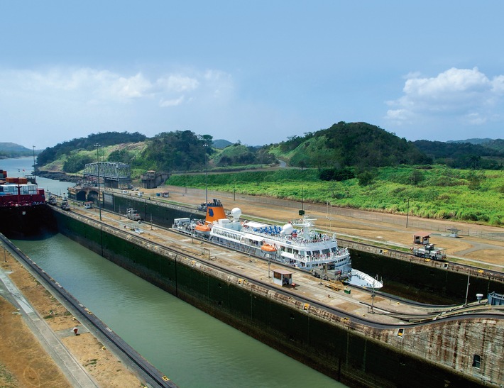 Exotische Pracht zwischen Pazifik und Atlantik: Expeditionsflotte von Hapag-Lloyd Cruises fährt tagsüber durch den Panamakanal