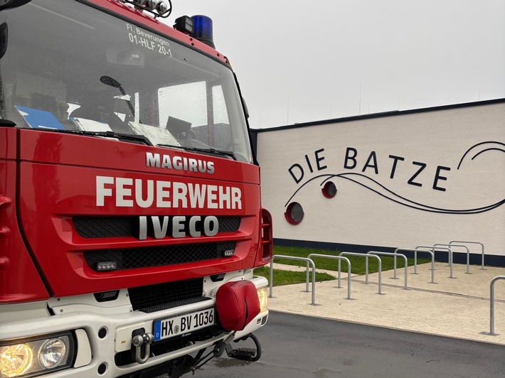 FW Beverungen: Feuerwehr Beverungen übt den Ernstfall im Freibad / Atemschutzträger trainieren unter realistischen Bedingungen