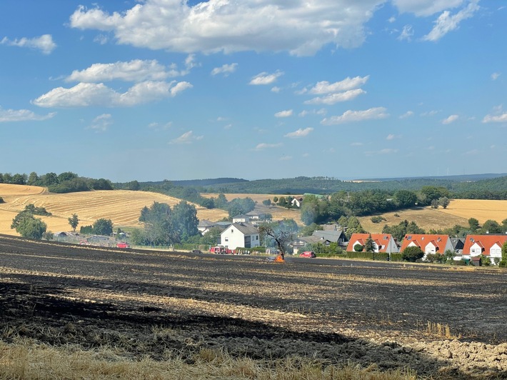 FW Rheingau-Taunus: Flächenbrand bei Bad Schwalbach: Großbrand kurz vor Wohnhäusern aufgehalten - weitere Flächenbrände im Rheingau-Taunus-Kreis