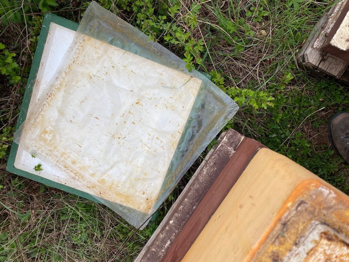 POL-PDLD: Beschädigungen an Bienenstöcken