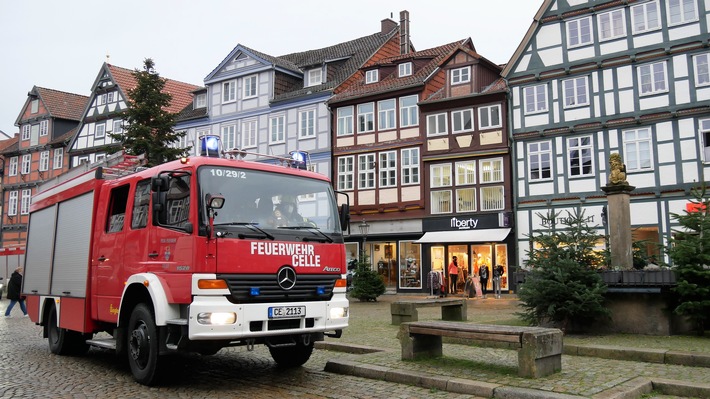 FW Celle: Person in Maschine; Rauchgeruch in Fachwerkhaus; Brandalarm in Oberschule - Drei Einsätze innerhalb einer Stunde in Celle