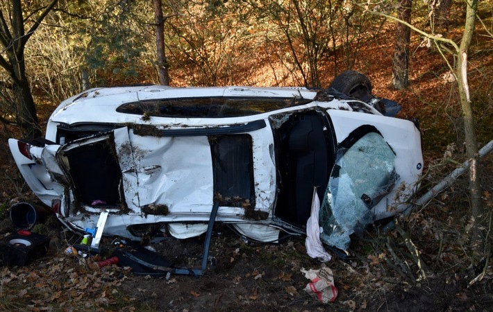 POL-HK: Dorfmark: Schaufensterscheibe eingeworfen; Bispingen/A 7: Auto überschlägt sich (Foto); Soltau/A 7: Glück im Unglück (Foto)