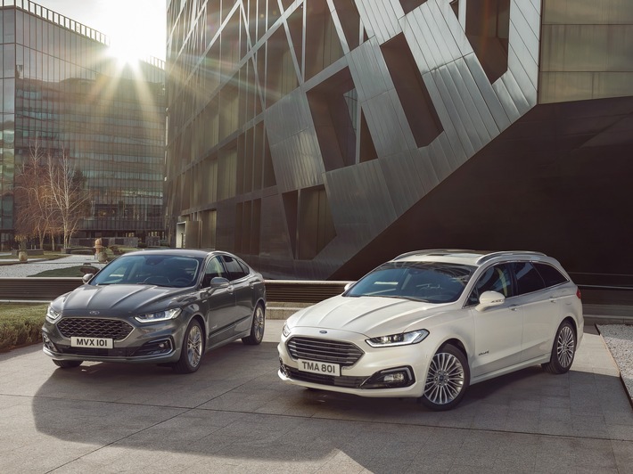 Ab sofort ist der Mondeo Turnier (rechts im Bild) auch als Hybrid-Version bestellbar (Verkaufspreis: ab 41.000 Euro). Diese neue Variante - der Ford Mondeo Hybrid Turnier- richtet sich insbesondere an Kunden, die einen ebenso vielseitigen wie langstreckentauglichen Kombi mit großem Kofferraum und geringen Emissionen speziell im Stadtverkehr suchen. Ford bietet den Mondeo Hybrid darüber hinaus auch weiterhin als 4-türige Limousine an (Verkaufspreis: ab 39.850 Euro) - übrigens die einzige Möglichkeit, in Deutschland die coupéhaft gestaltete Stufenheck-Variante des Mondeo zu fahren. Weiterer Text über ots und www.presseportal.de/nr/6955 / Die Verwendung dieses Bildes ist für redaktionelle Zwecke honorarfrei. Veröffentlichung bitte unter Quellenangabe: "obs/Ford-Werke GmbH"