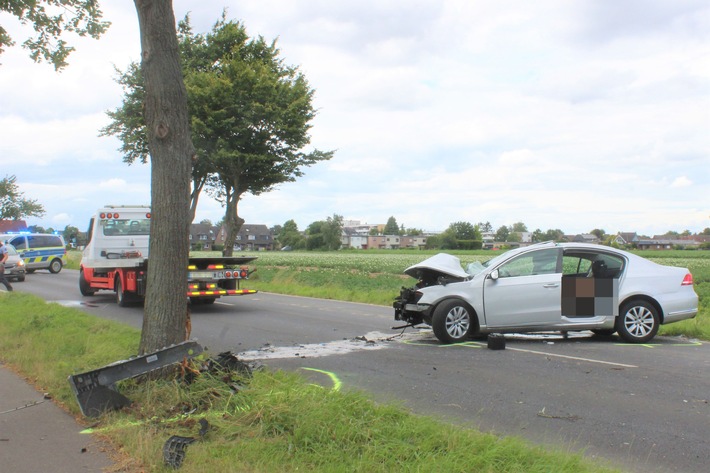 POL-VIE: Pkw fährt gegen Baum - Fahrer wird schwer verletzt