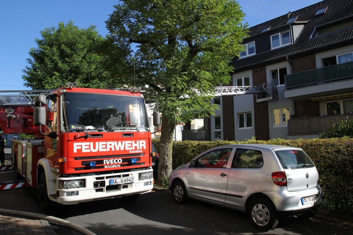 FW Mettmann: Feuer im dritten Obergeschoss in einem Mehrfamiliengebäude in Mettmann. Rauchmelder verhinderten schlimmeres. Alle Bewohner konnten sich selbstständig retten und blieben unverletzt.