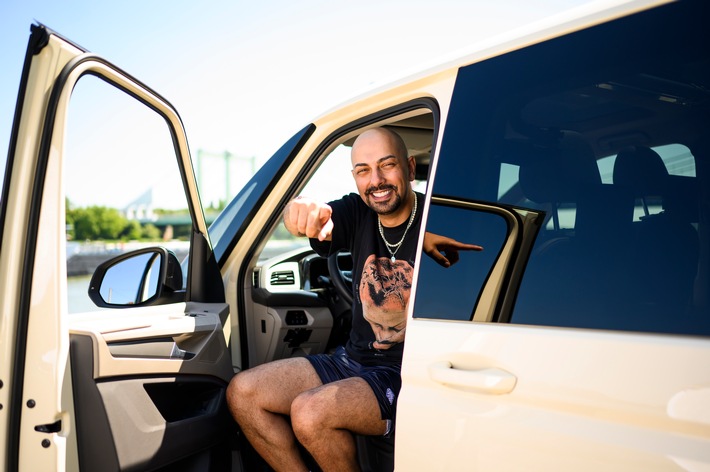 Das wird eine geile Fahrt! Social-Media-Star Amar fordert Fahrgäst*innen auf Kölner Straßen heraus -&quot;Quiz Taxi - Joyn Edition&quot; ab 18. September 2023 kostenlos auf Joyn