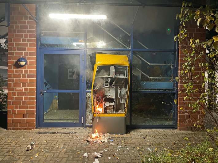 POL-ME: Kassenautomat vor Parkhaus gesprengt - die Polizei ermittelt - Langenfeld - 2312025