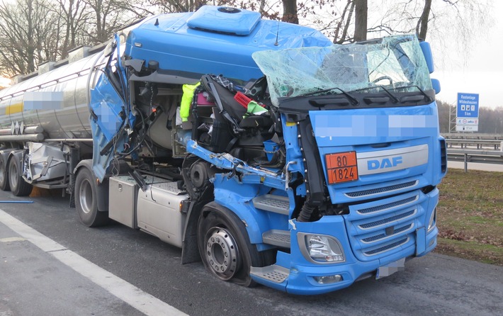 POL-DEL: Autobahnpolizei Ahlhorn: Verkehrsunfall unter Beteiligung eines mit Gefahrgut beladenen Sattelzuges auf einem Parkplatz an der Autobahn 1 im Bereich der Gemeinde Harpstedt