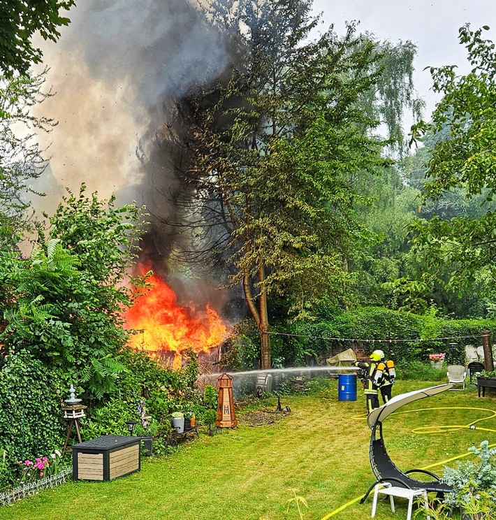 FW-OB: Brand einer Gartenlaube in Kleingartenanlage - Feuerwehr verhindert Ausbreitung