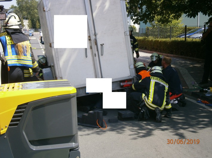 FW-EN: Schwerer Verkehrsunfall auf der Hagener Straße