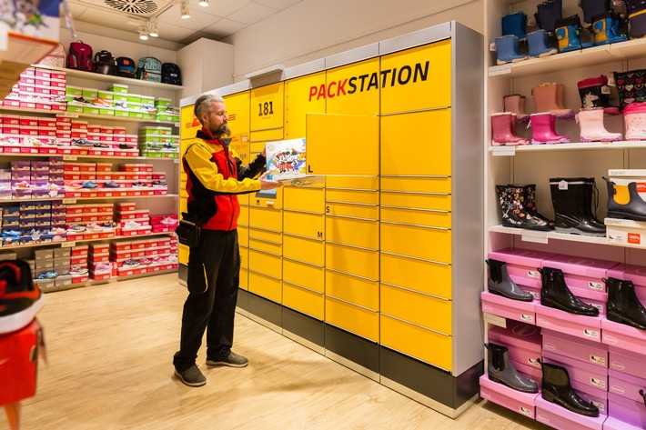 Pilotprojekt bei DEICHMANN: DHL-Packstationen in zwei Filialen im Test