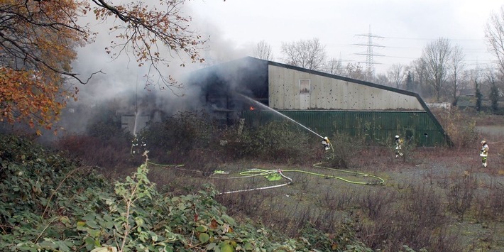 POL-DU: Alt-Walsum: Tennishalle ausgebrannt - Polizei sucht Zeugen und Eigentümer