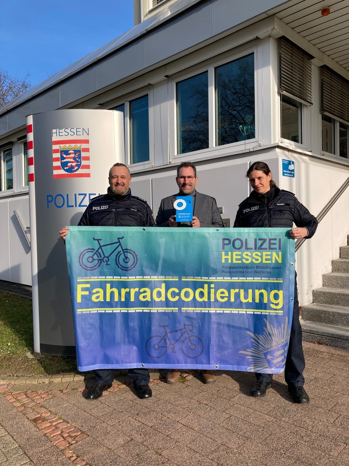 Mittelhessen: WETTERAUKREIS: + Friedberger Polizei übergibt Spende an den Weißen Ring +