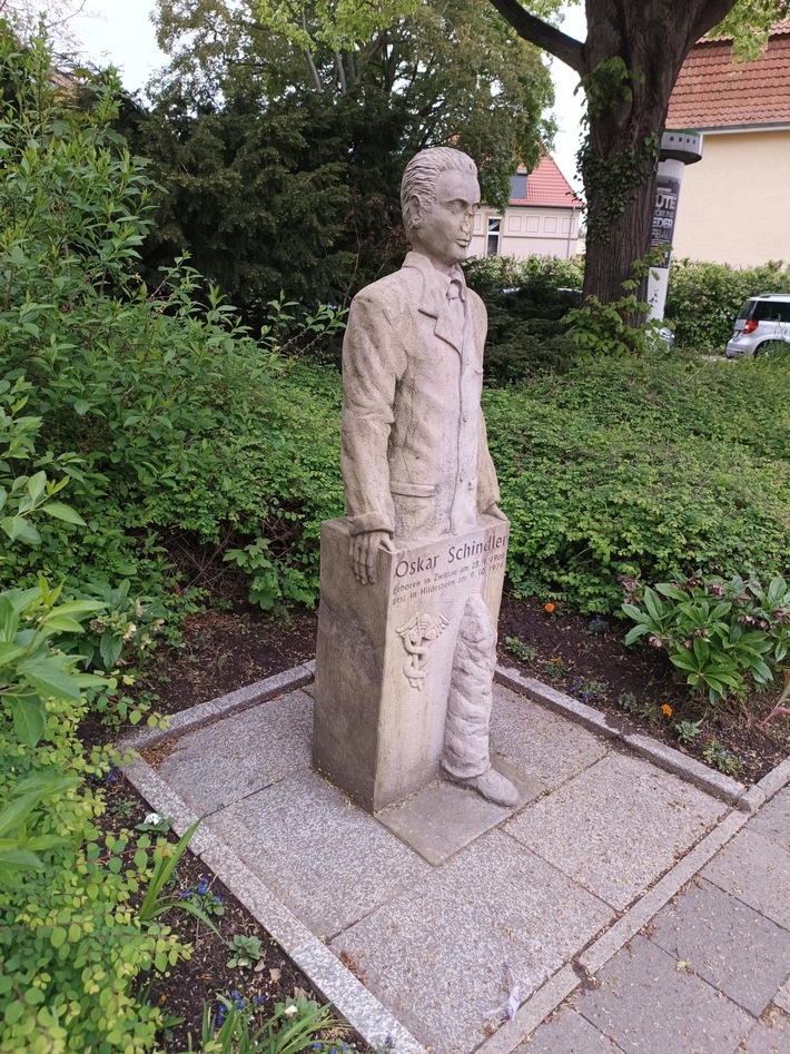 POL-HI: Unbekannte beschädigen erneut Oskar-Schindler-Skulptur an der Alfelder Straße