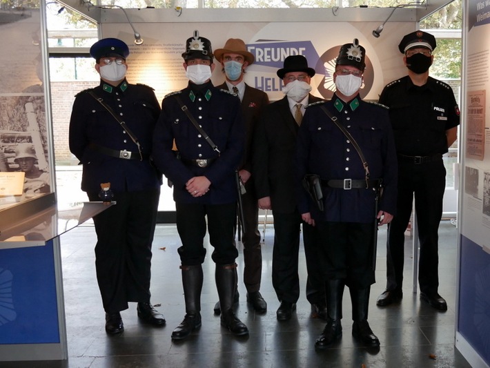 POL-HM: Es ist viel los. Polizeiausstellung geht in die dritte Woche. "Freunde. Helfer. Straßenkämpfer. Die Polizei in der Weimarer Republik" im Kunstkreis Hameln