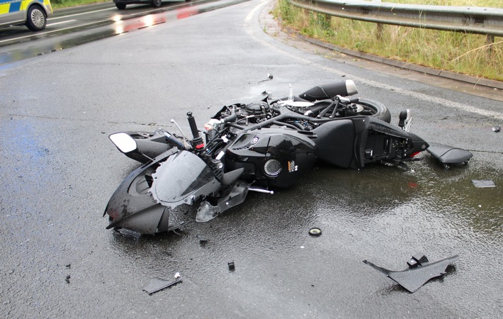 POL-MI: Autofahrerin kollidiert beim Abbiegen mit Motorrad