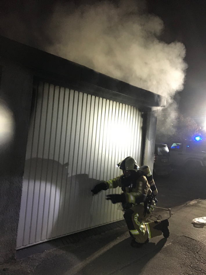 FW-BOT: KFZ- Brand in einer Garage