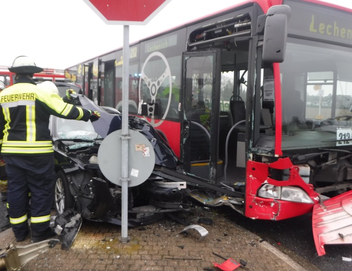 POL-DN: Linienbus übersieht Pkw -  K54 zeitweise gesperrt