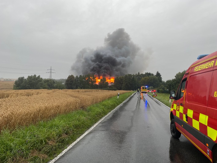 FW Mettmann: Brand in Gewerbebetrieb fordert die Feuerwehr Mettmann Hallenkomplex in Vollbrand, 175 Feuerwehrkräfte im Einsatz