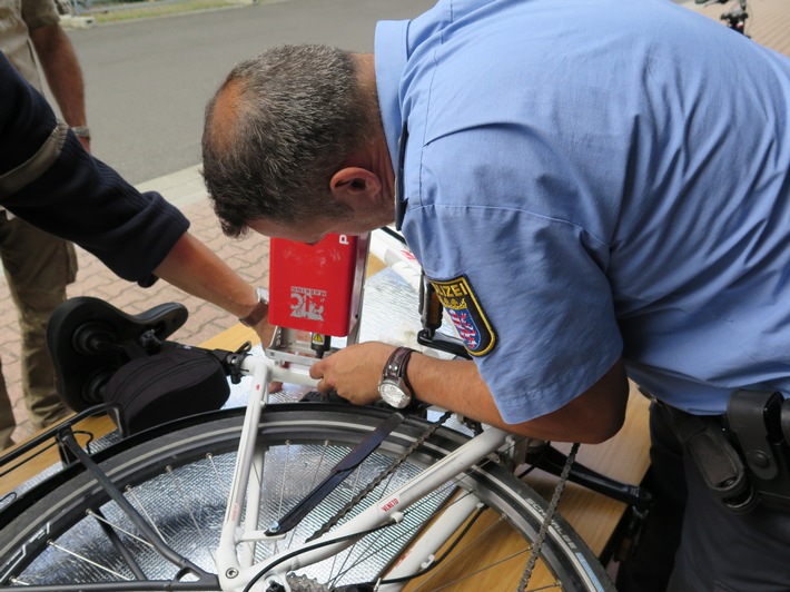 POL-GI: Pressemitteilung vom 10.04.2018:



Räder werden im Landkreis mit neuem Gerät codiert  -  Gießener Polizei warnt vor Fahrraddieben
