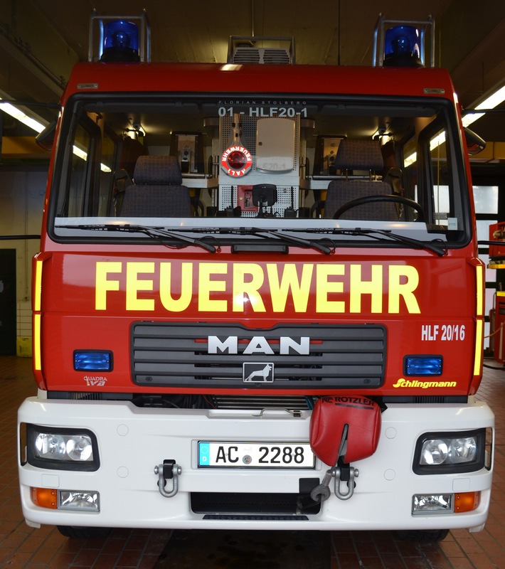 FW-Stolberg: Brand eines Gartenhauses und mehrere brennende Fichten