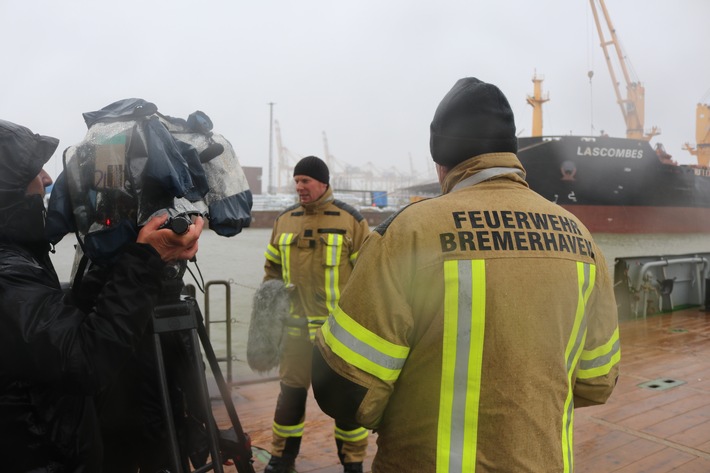 FW Bremerhaven: Weitere Pressemitteilung zum Feuer auf einem Stückgutfrachter in Bremerhaven: Feuer unter Kontrolle auf der Lascombes, Feuerwehr mit Brandsicherheitswache weiterhin vor Ort.