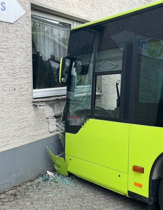 POL-GM: Bus prallt gegen Hauswand