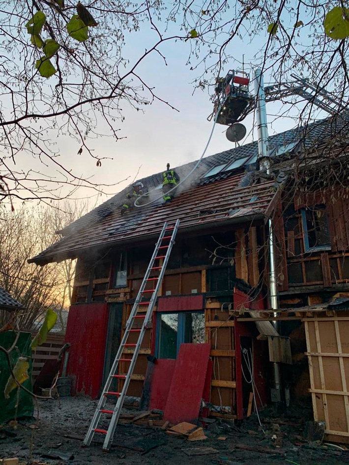FW-DO: Fassadenbrand eines Holzhauses richtet großen Schaden an