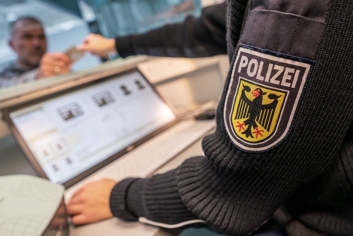 Bundespolizeidirektion München: Sechs Vollstreckte Haftbefehle Viel Arbeit am langen Wochenende für die Bundespolizei am Flughafen München