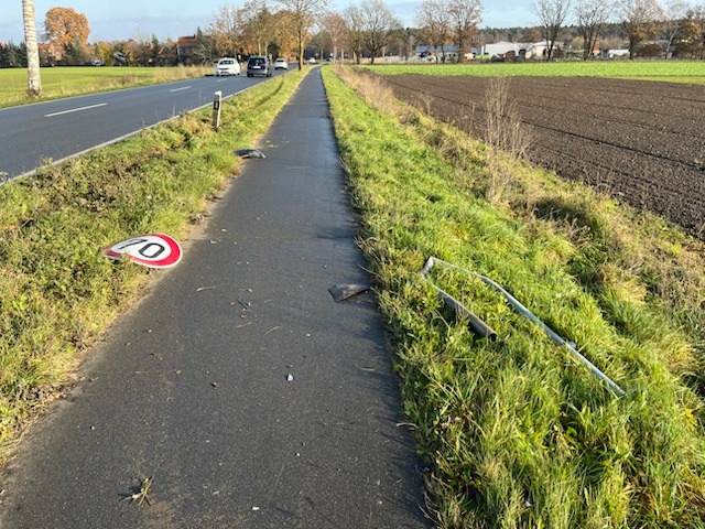 POL-CE: Verkehrsunfallflucht / PKW zerlegt Verkehrszeichen - Fahrer flüchtet