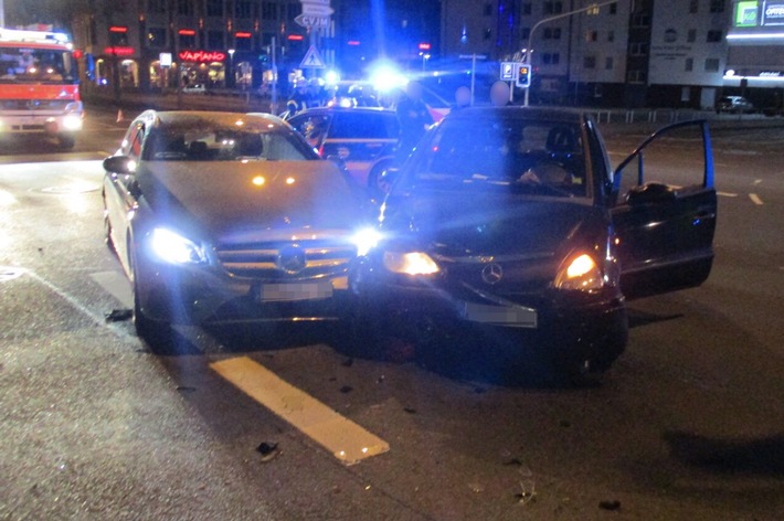 POL-HA: Unfall in der Innenstadt - Zwei Mercedes prallen aufeinander