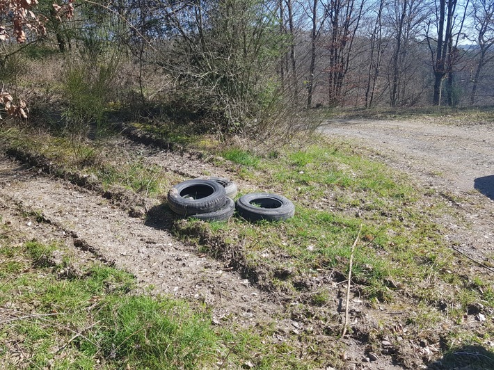 POL-PDWIL: Illegale Abfallbeseitigung eines ausgeschlachteten Rollers und 4 Altreifen