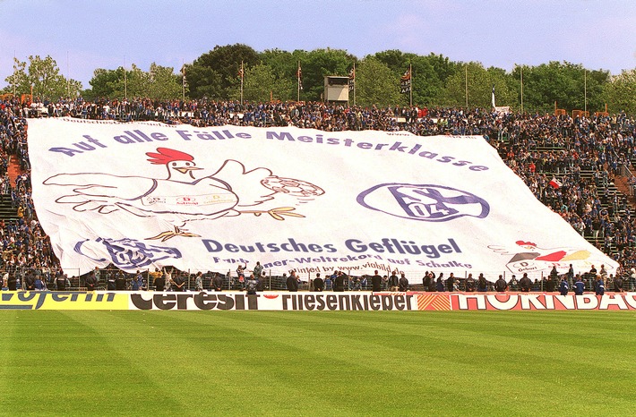 "Auf alle Fälle Meisterklasse" / Schalke 04: Meistertitel verpasst, Weltrekord geglückt! / Schalker Fans stellen Bannerrekord auf