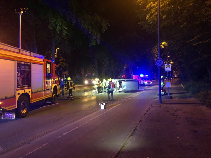 FW-GE: Nächtlicher Verkehrsunfall auf dem Ostring in Gelsenkirchen-Buer /Pkw bleibt nach Kollision mit einem Baum auf der Seite liegen