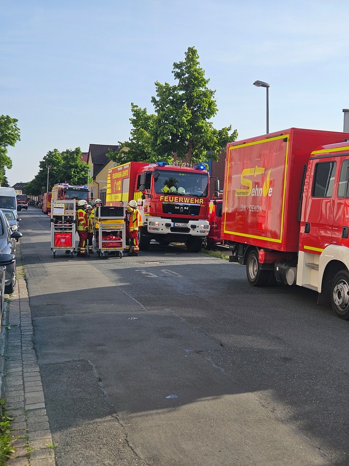 FW Lehrte: Verpuffung in chemischer Fabrik - Großeinsatz in Lehrte erweist sich als Übung