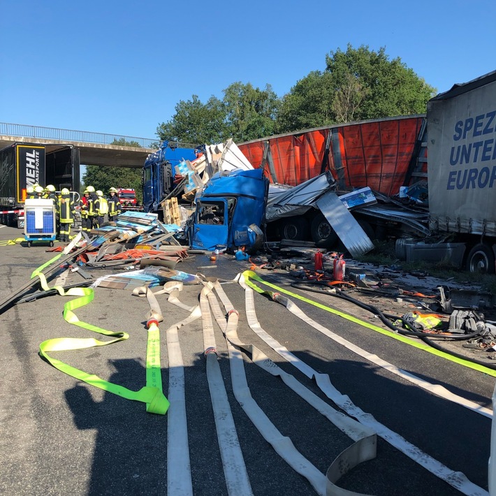 POL-VER: Autobahn Hannover-Bremen nach Lkw-Karambolage blockiert - 38-jähriger Fahrer übersieht Stauende - Gefahrgut-Laster beteiligt