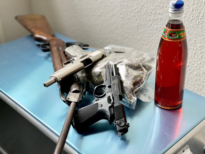 ZOLL-E: Bewaffneter Rauschgifthändler festgenommen - Zollfahndung Essen stellt fast 2 kg reines Kokain, 500 g Marihuana, 6 Schusswaffen und 1 Stichwaffe sicher - 1 Person festgenommen