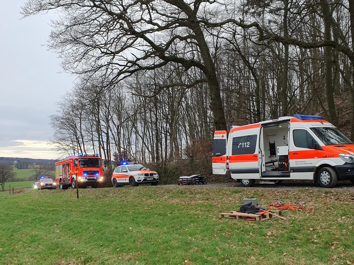 FW VG Asbach: Verkehrsunfall und zwei Unfälle bei Waldarbeiten forderten Verletzte / Einsatzreicher Samstag für die Feuerwehren