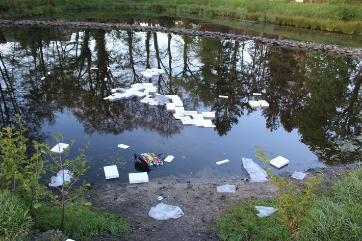 POL-VIE: Schwalmtal: I-Pads und Zubehör aus Schulzentrum gestohlen... ...und im Weiher versenkt