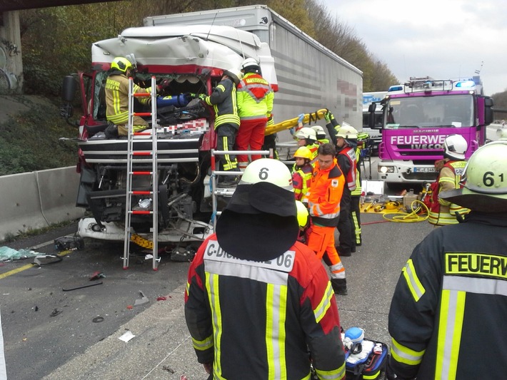 FW-ME: Verkehrsunfall mit eingeklemmter Person auf der BAB 3