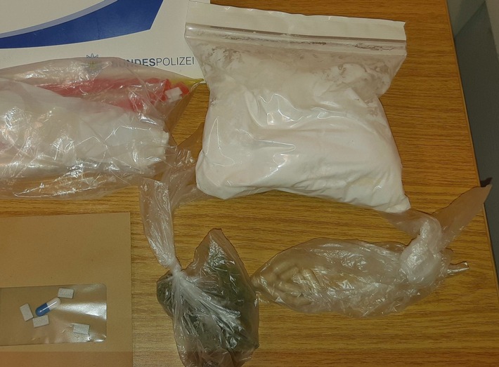 BPOL-BadBentheim: Mit einem Kilo Amphetamin im Gepäck von der Bundespolizei erwischt