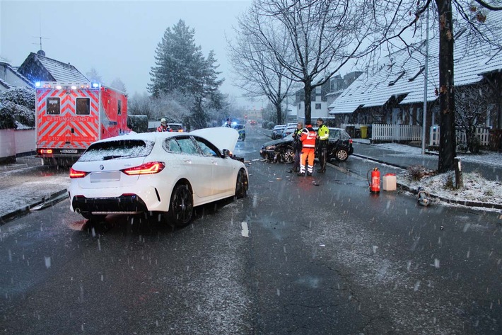 POL-RBK: Bergisch Gladbach - Verkehrsunfall in Hebborn - Hoher Sachschaden, zwei Personen leicht verletzt