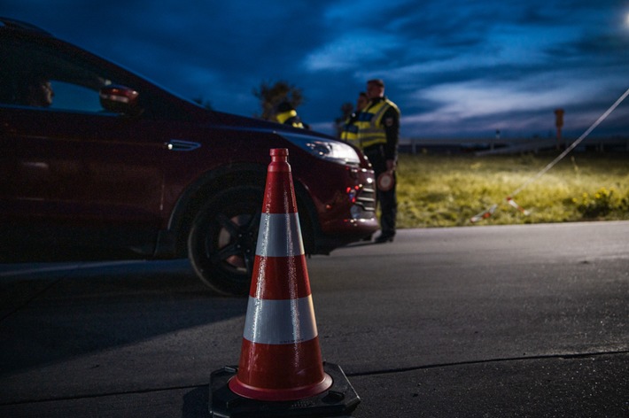 Bundespolizeidirektion München: Mit den Dokumenten einer Freundin über die Grenze/ Bundespolizei ermittelt gegen behördenbekannte Migranten