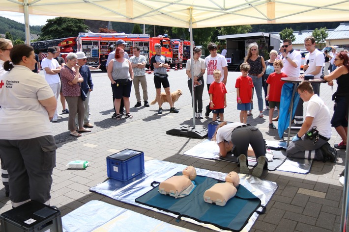 FW VG Asbach: Erfolgreicher "Tue Gutes Tag" in Neustadt: Viele Besucher nutzten die Übungsstationen und informierten sich