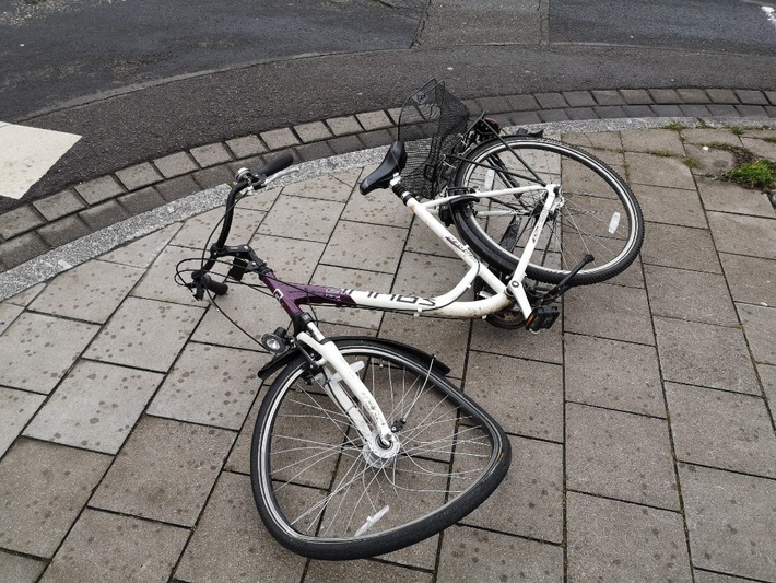 POL-PDNW: Fahrradfahrerin bei Verkehrsunfall leicht verletzt