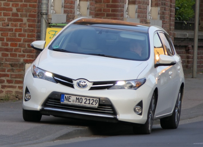 POL-NE: Weißer Toyota in Kaarst gestohlen - Polizei sucht Zeugen