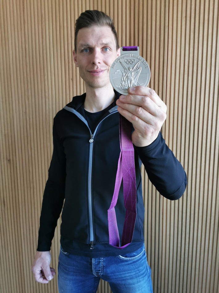 Olympia-Medaille von Tony Martin für über 31.000 Euro versteigert! / United Charity leitet Sensations-Erlös an die Ukraine-Hilfe weiter