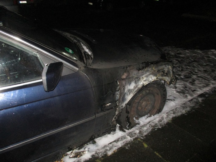 POL-HA: Reifen an älterem BMW in Brand gesetzt - Polizei sucht Zeugen